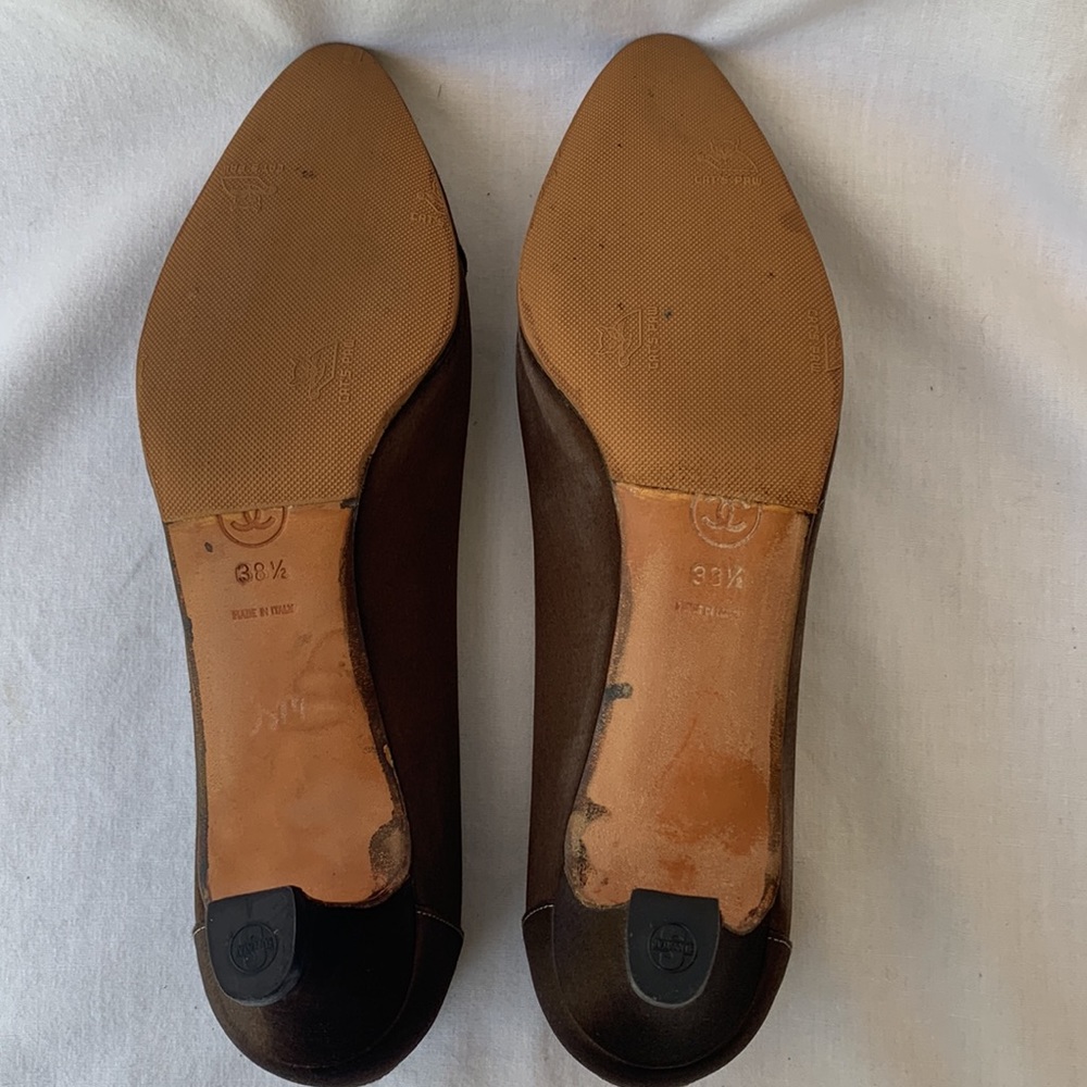 Vintage Chanel Brown Silk Pumps with Embroidered Logo on back heel. Sz8.5 - Picture 7 of 14